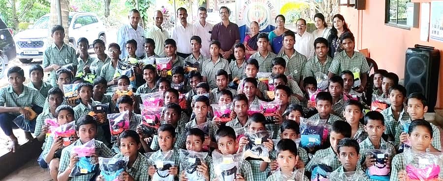 ಕುಂದಾಪುರದ ಜನ ಸೇವಾ ಚಾರಿಟಬಲ್ ಟ್ರಸ್ಟ್ ವತಿಯಿಂದ ಮಟಪಾಡಿಯ ವಿಜಯ ಬಾಲನಿಕೇತನ ನಿಲಯದ ಆರ್ಥಿಕ ಅಶಕ್ತ 65 ವಿದ್ಯಾರ್ಥಿಗಳಿಗೆ ಎರಡು ಜತೆ ಉಡುಪುಗಳನ್ನು ನೀಡಲಾಯಿತು