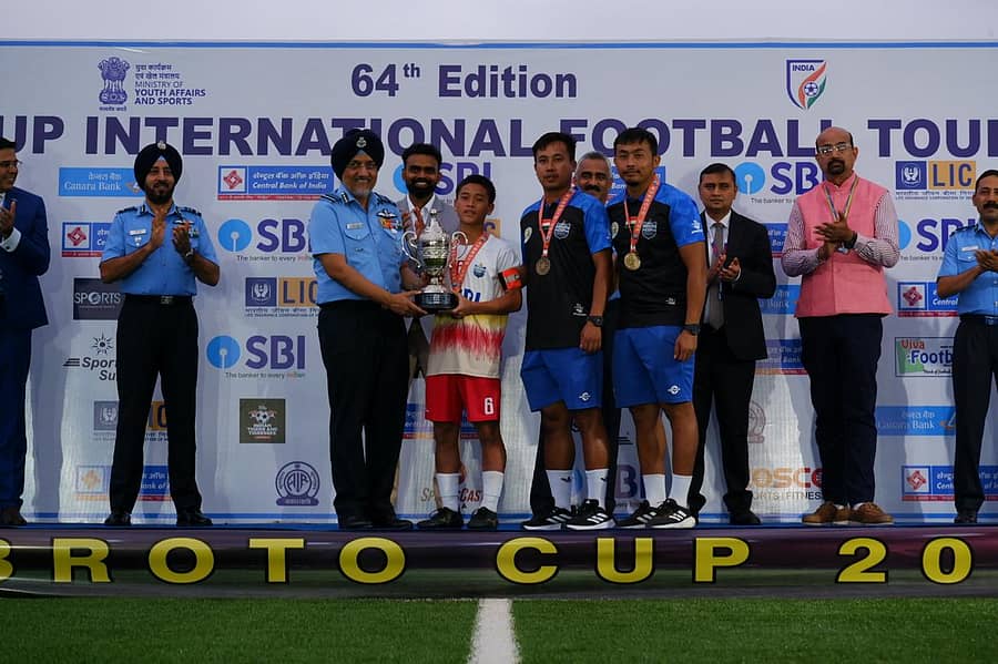 ಸುಬ್ರತೊ ಕಪ್‌ ಸಬ್‌ ಜೂನಿಯರ್‌ ಬಾಲಕರ ಅಂತರರಾಷ್ಟ್ರೀಯ ಫುಟ್‌ಬಾಲ್ ಟೂರ್ನಿಯ ಪ್ರಶಸ್ತಿ ಗೆದ್ದ ಮಿನರ್ವ ಪಬ್ಲಿಕ್‌ ಸ್ಕೂಲ್‌ ತಂಡಕ್ಕೆ ಏರ್‌ ಮಾರ್ಷಲ್‌ ತೇಜಿಂದರ್‌ ಸಿಂಗ್‌ ಮತ್ತು ಭಾರತ ಹಾಕಿ ತಂಡದ ಮಾಜಿ ಗೋಲ್‌ಕೀಪರ್‌ ಪಿ.ಆರ್‌. ಶ್ರೀಜೇಶ್‌ ಅವರು ಪ್ರಶಸ್ತಿ ಪ್ರದಾನ ಮಾಡಿದರು