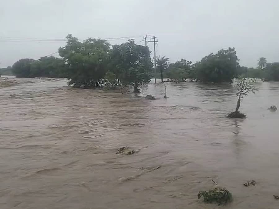 ಆಳಂದ ತಾಲ್ಲೂಕಿನ ಪಡಸಾವಳಿ-ಚಿಂಚೋಳಿ ಬಿ ಗ್ರಾಮದ ಮಧ್ಯದ ಹಳ್ಳ ತುಂಬಿ ಹರಿದ ದೃಶ್ಯ