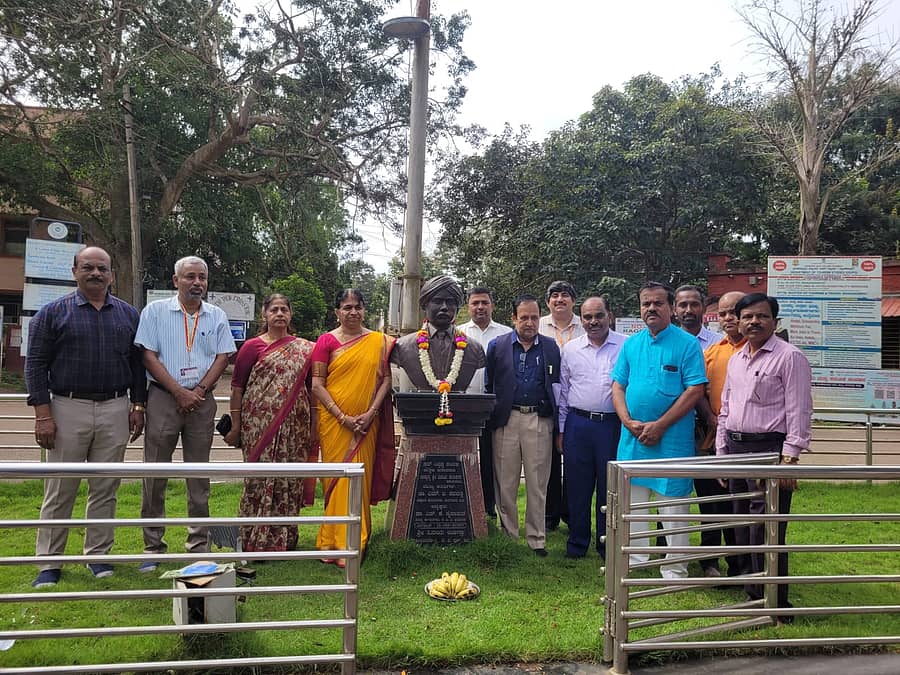 ಧಾರವಾಡದ ಕೆಸಿಡಿ ಕಾಲೇಜಿನ ಆವರಣದ ಸಿದ್ದಪ್ಪ ಕಂಬಳಿ ಪ್ರತಿಮೆಗೆ ಮಾಲಾರ್ಪಣೆ ಮಾಡಲಾಯಿತು