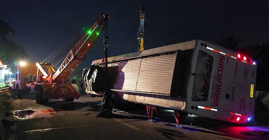 ಹಿರಿಯೂರು ತಾಲ್ಲೂಕಿನ ಜವನಗೊಂಡನಹಳ್ಳಿ ಸಮೀಪ ರಸ್ತೆ ಮಧ್ಯದಲ್ಲಿ ಗುರುವಾರ ಉರುಳಿ ಬಿದ್ದಿದ್ದ ಖಾಸಗಿ ಬಸ್ಸನ್ನು ಕ್ರೇನ್ ಸಹಾಯದಿಂದ ತೆರವುಗೊಳಿಸಲಾಯಿತು