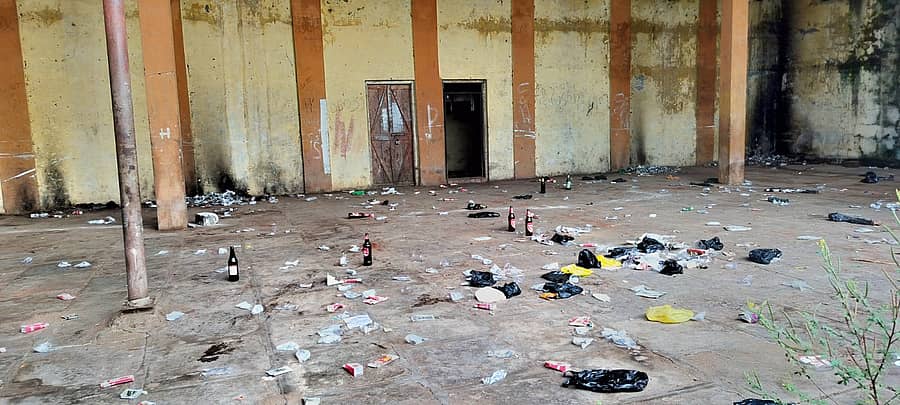 ಗುಳೇದಗುಡ್ಡದ ಕಂದಗಲ್ ಹನಮಂತರಾಯರ ರಂಗಮಂದಿರದಲ್ಲಿ ಮದ್ಯದ ಬಾಟಲಿಗಳನ್ನು ಎಸೆಯಲಾಗಿದೆ