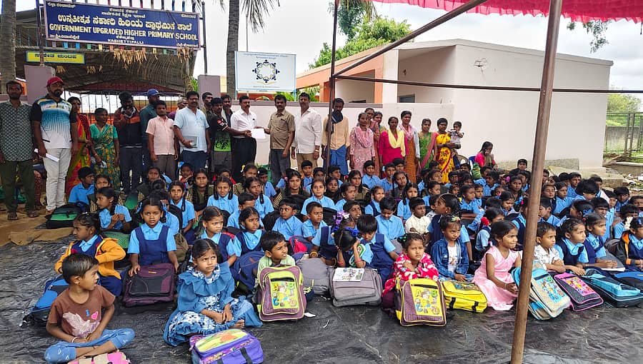 ಶ್ರೀನಿವಾಸಪುರ ತಾಲ್ಲೂಕಿನ ಕಶೆಟ್ಟಪಲ್ಲಿ ಸರ್ಕಾರಿ ಪ್ರಾಥಮಿಕ ಶಾಲೆಯ ಶಿಕ್ಷಕಿಯನ್ನು ವರ್ಗಾವಣೆ ಮಾಡಿರುವುದನ್ನು ಖಂಡಿಸಿ ಪೋಷಕರು ಶಾಲೆಗೆ ಬೀಗ ಜಡಿದು ಪ್ರತಿಭಟನೆ ನಡೆಸಿದರು