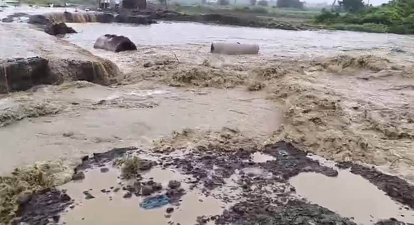 <div class="paragraphs"><p>ಮಳೆಗೆ ಕೊಚ್ಚಿ ಹೋದ ರಸ್ತೆ</p></div>