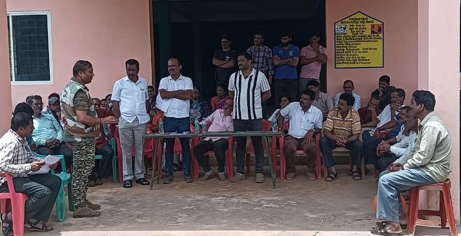 ಸೋಮವಾರಪೇಟೆ ತಾಲ್ಲೂಕಿನ ಬೆಟ್ಟದಳ್ಳಿ ಗ್ರಾಮದ ಸಮುದಾಯ ಭವನದಲ್ಲಿ ನಡೆದ ಸಭೆಯಲ್ಲಿ ಅರಣ್ಯ ಇಲಾಖಾಧಿಕಾರಿಯನ್ನು ಗ್ರಾಮಸ್ಥರು ಪ್ರಶ್ನಿಸಿದರು.