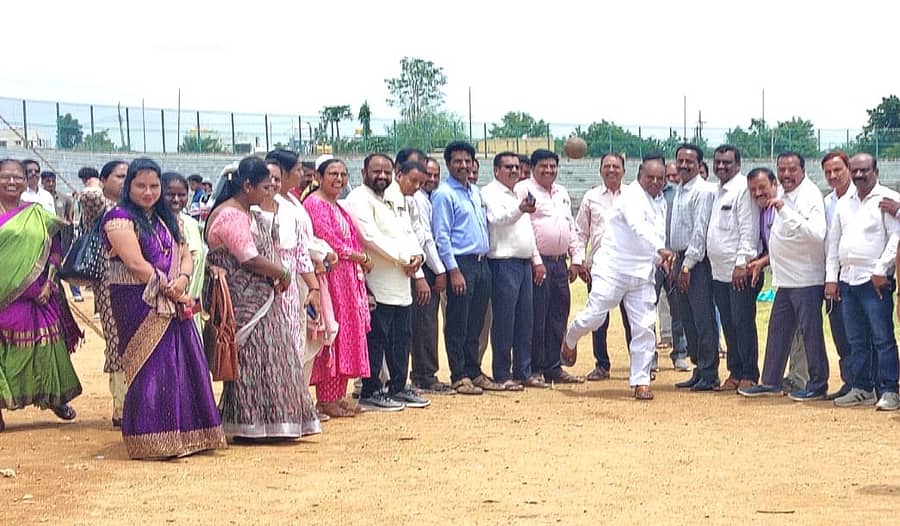 ಚಾಮರಾಜನಗರದ ಬಿ.ಆರ್.ಅಂಬೇಡ್ಕರ್ ಜಿಲ್ಲಾ ಕ್ರೀಡಾಂಗದಲ್ಲಿ ಶಿಕ್ಷಕರ ದಿನಾಚರಣೆ ಅಂಗವಾಗಿ ಪ್ರಾಥಮಿಕ ಹಾಗೂ ಪ್ರೌಢಶಾಲೆ ಶಿಕ್ಷಕರಿಗೆ ಆಯೋಜಿಸಿದ್ದ ಕ್ರೀಡಾಕೂಟ ಹಾಗೂ ಸಾಂಸ್ಕೃತಿಕ ಕಾರ್ಯಕ್ರಮವನ್ನು ಶಾಸಕ ಪುಟ್ಟರಂಗಶೆಟ್ಟಿ ಗುಂಡು ಎಸೆದು ಉದ್ಘಾಟಿಸಿದರು 