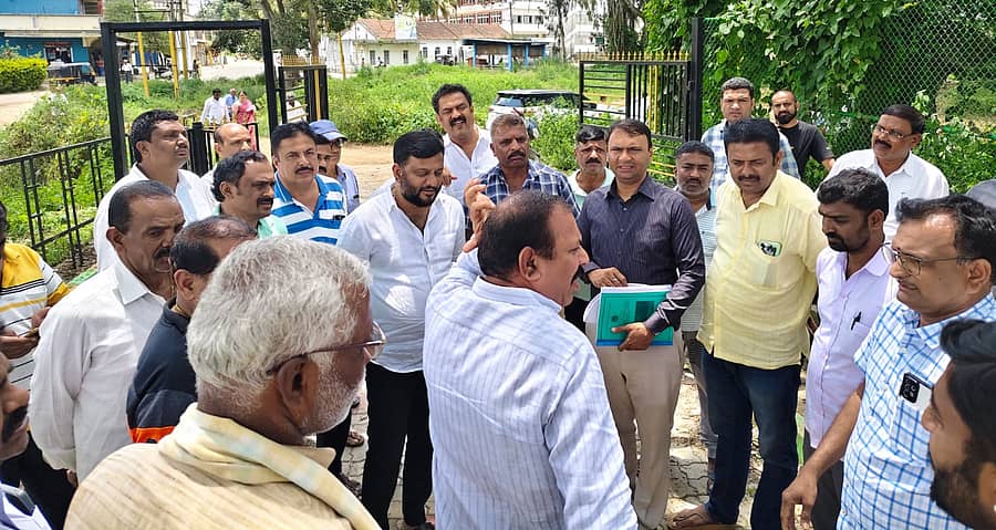 ಹಾಸನ ಹೊರವಲಯದ ಬೂವನಹಳ್ಳಿಗೆ ಗುರುವಾರ ಭೇಟಿ ನೀಡಿದ ಶಾಸಕ ಸ್ವರೂಪ್ ಪ್ರಕಾಶ್, ಅಧಿಕಾರಿಗಳಿಂದ ಮಾಹಿತಿ ಪಡೆದರು.