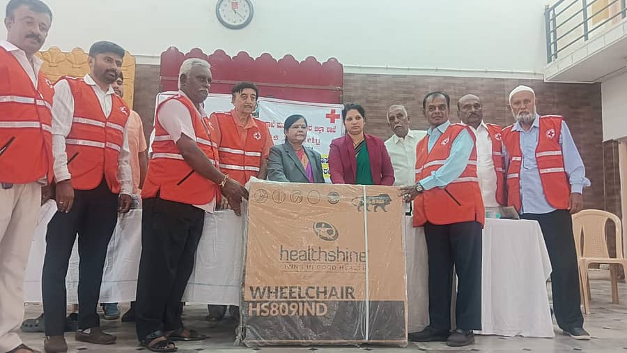 <div class="paragraphs"><p>ರಾಮನಗರದ ಶ್ರೀ ಕೃಷ್ಣ ಸ್ಮೃತಿ ಕಲ್ಯಾಣ ಮಂಟಪದಲ್ಲಿ ಗುರುವಾರ ಬೆಂಗಳೂರು ದಕ್ಷಿಣ ಜಿಲ್ಲೆಯ ರೆಡ್ ಕ್ರಾಸ್ ಸಂಸ್ಥೆ ವತಿಯಿಂದ ಫಲಾನುಭವಿಗಳಿಗೆ ಗೃಹೋಪಯೋಗಿ ಹಾಗೂ ಆರೋಗ್ಯ ತಪಾಸಣಾ ಉಪಕರಣಗಳನ್ನು ವಿತರಿಸಲಾಯಿತು. </p></div>