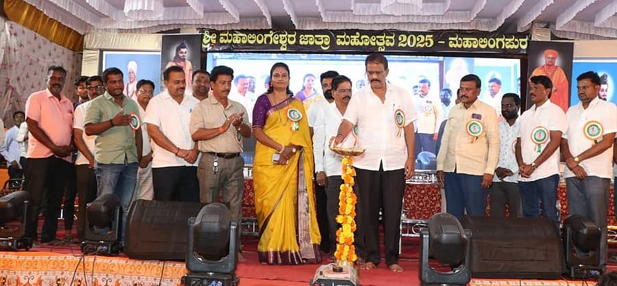 ಮಹಾಲಿಂಗಪುರದ ಮಹಾಲಿಂಗೇಶ್ವರ ಜಾತ್ರೆ ಅಂಗವಾಗಿ ಹಮ್ಮಿಕೊಂಡಿದ್ದ ಎರಡನೇ ದಿನದ ಹಾಸ್ಯ ಸಂಜೆ ಹಾಗೂ ಸಂಗೀತ ರಸಮಂಜರಿ ಕಾರ್ಯಕ್ರಮವನ್ನು ಮಹಾಂತೇಶ ಹಿಟ್ಟಿನಮಠ ಉದ್ಘಾಟಿಸಿದರು