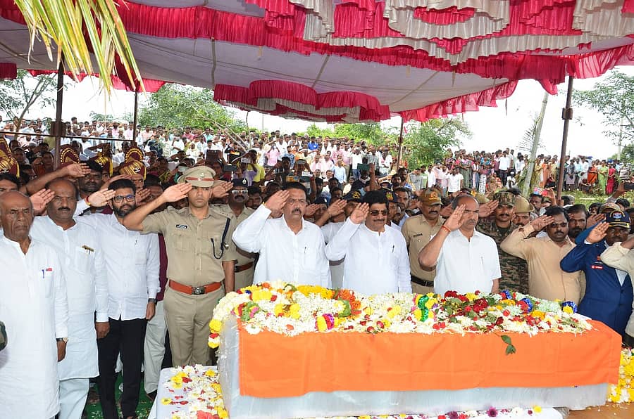 ಗದಗ ತಾಲ್ಲೂಕಿನ ಹಿರೇಕೊಪ್ಪ ಗ್ರಾಮದಲ್ಲಿ ನಡೆದ ಯೋಧ ಮಂಜುನಾಥ ಅವರ ಅಂತ್ಯ ಸಂಸ್ಕಾರದ ವೇಳೆ ಪಾರ್ಥೀವ ಶರೀರಕ್ಕೆ ಅಧಿಕಾರಿಗಳು, ಜನಪ್ರತಿನಿಧಿಗಳು ಅಂತಿಮ ನಮನ ಸಲ್ಲಿಸಿದರು. ಶಾಸಕ ಸಿ.ಸಿ. ಪಾಟೀಲ, ಮಾಜಿ ಶಾಸಕ ಬಿ.ಆರ್. ಯಾವಗಲ್ಲ, ಉಮೇಶಗೌಡ ಪಾಟೀಲ, ಜಿಲ್ಲಾಧಿಕಾರಿ ಸಿ.ಎನ್. ಶ್ರೀಧರ್, ಎಸ್ಪಿ ರೋಹನ್ ಜಗದೀಶ ಪಾಲ್ಗೊಂಡಿದ್ದರು