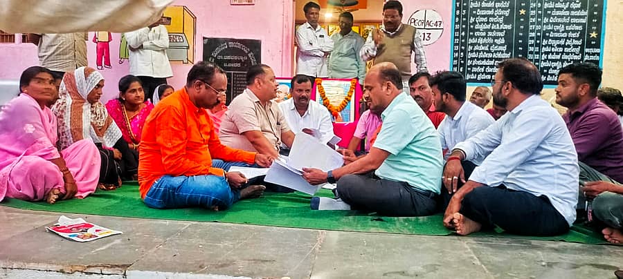 ಹುಲಸೂರ ಗ್ರಾಮ ಪಂಚಾಯಿತಿ ಎದುರು ಅಧ್ಯಕ್ಷೆ ಹಾಗೂ ಪಿಡಿಒ ಸರ್ವಾಧಿಕಾರ ಧೋರಣೆ ತಾಳುತ್ತಿದ್ದಾರೆ ಎಂದು ಆರೋಪಿಸಿ ಗ್ರಾ.ಪಂ ಸದಸ್ಯರು ಧರಣಿ ನಡೆಸಿದರು