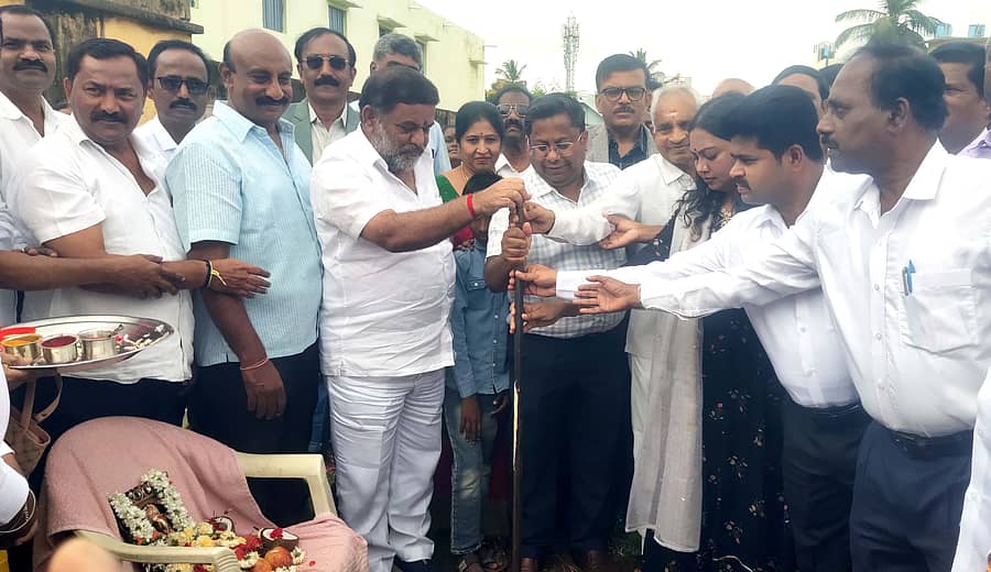 ಬಾಗೇಪಲ್ಲಿಯ ಜೂನಿಯರ್ ಕಾಲೇಜು ಆಟದ ಮೈದಾನದಲ್ಲಿ ಗುರುಭವನದ ಕಟ್ಟಡ ಕಾಮಗಾರಿಗೆ ಶಾಸಕ ಎಸ್.ಎನ್.ಸುಬ್ಬಾರೆಡ್ಡಿ ಭೂಮಿ ಪೂಜೆ ಮಾಡಿದರು