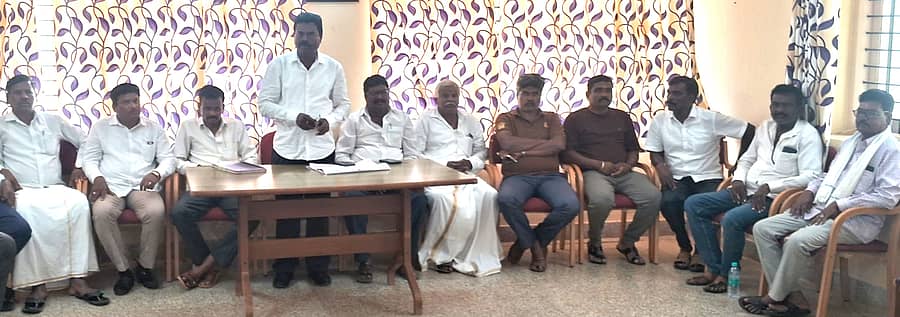 ಸಂತೇಮರಹಳ್ಳಿಯ ಪ್ರವಾಸಿ ಮಂದಿರದಲ್ಲಿ ಮಹಾನಾಯಕ ಡಾ.ಬಿ.ಆರ್.ಅಂಬೇಡ್ಕರ್ ಸೇವಾ ಟ್ರಸ್ಟ್ ವತಿಯಿಂದ ಡಾ.ಬಿ.ಆರ್.ಅಂಬೇಡ್ಕರ್ ಪುತ್ಥಳಿ ಉದ್ಘಾಟನೆ ಸಂಬAಧವಾಗಿ ನಡೆದ ಪೂರ್ವಭಾವಿ ಸಭೆಯಲ್ಲಿ ಟ್ರಸ್ಟ್ ಅಧ್ಯಕ್ಷ ಕುದೇರು ಶಿವನಾಗಣ್ಣ ಮಾತನಾಡಿದರು.