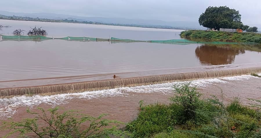 ಮಳೆಯಿಂದಾಗಿ ಸಂಡೂರು ತಾಲ್ಲೂಕಿನ ವಿಠಲಾಪುರ ಗ್ರಾಮದ ಕೆರೆ ಕೋಡಿ ಬಿದ್ದಿದೆ