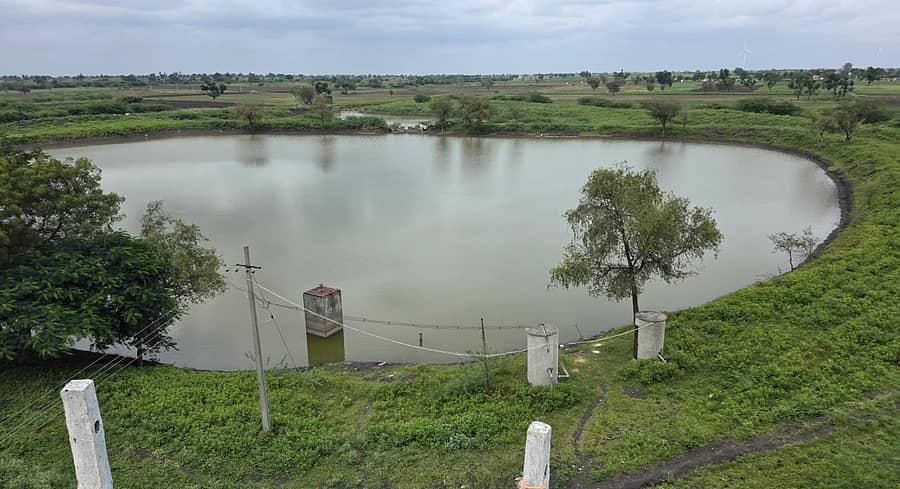 ನವಲಗುಂದ ತಾಲ್ಲೂಕಿನ ಗುಡಿಸಗರ ಗ್ರಾಮದ ಕೆರೆಯ ಸುತ್ತ ಬೆಳೆದಿರುವ ಕಸ