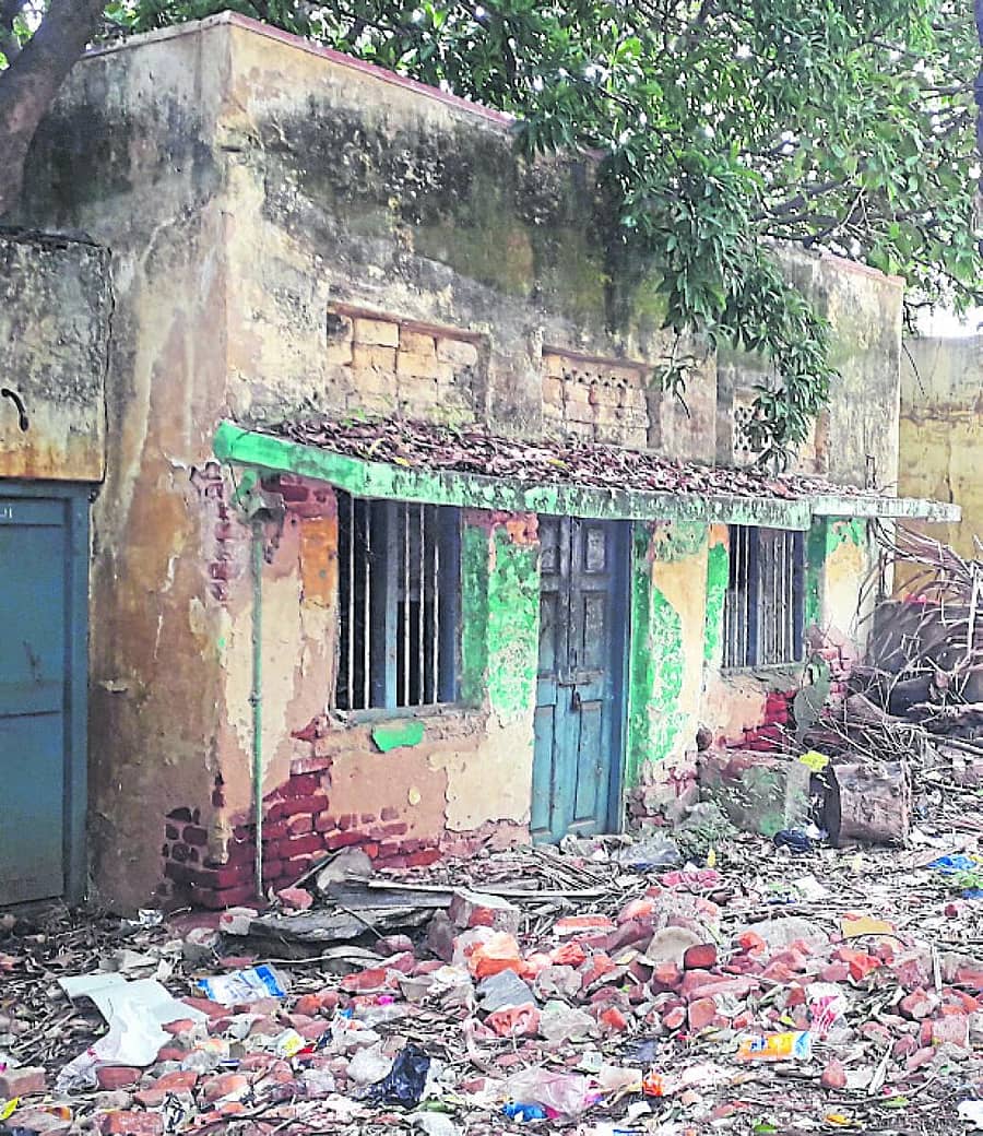 <div class="paragraphs"><p>ಚಳ್ಳಕೆರೆ ನಗರದ ಸೋಮಗುದ್ದು ರಸ್ತೆಯ ಪ್ರವಾಸಿ ಮಂದಿರದ ಬಳಿ ಇರುವ ಶಿಥಿಲಗೊಂಡ ನಗರಸಭೆ ಸಿಬ್ಬಂದಿ ವಸತಿಗೃಹ</p></div>