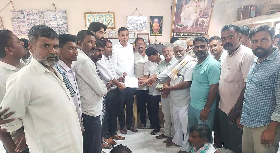 ಹೆಸರು ಬೆಳೆ ಕುರಿತು ತಹಶೀಲ್ದಾರ ಎಮ್.ಎನ್. ಹೆಗ್ಗನ್ನವರ ಅವರಿಗೆ ಮನವಿ ಸಲ್ಲಿಸಲಾಯಿತು.