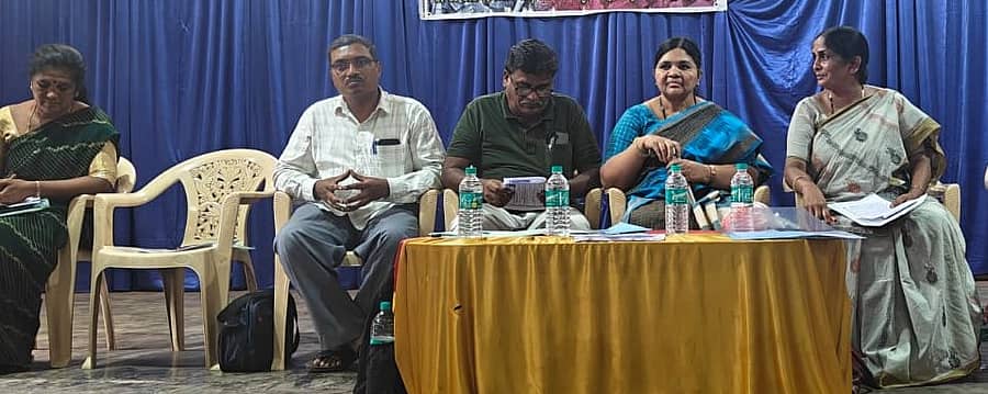 ದೊಡ್ಡಬಳ್ಳಾಪುರದಲ್ಲಿ ಸಿಐಟಿಯು ವತಿಯಿಂದ ನಡೆದ ದುಡಿಯುವ ಮಹಿಳೆಯರ ಜಿಲ್ಲಾ ಸಮಾವೇಶದಲ್ಲಿ ರಾಜ್ಯ ಸಮಿತಿ ಅಧ್ಯಕ್ಷೆ ವರಲಕ್ಷ್ಮಿ ಸೇರಿದಂತೆ ಮುಖಂಡರು ಭಾಗವಹಿಸಿದ್ದರು