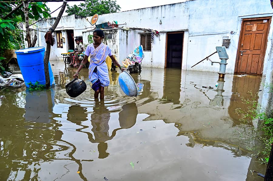 ಕಲಬುರಗಿಯ ಬಿದ್ದಾಪುರ ಕಾಲೊನಿಯಲ್ಲಿ ಗುರುವಾರ ಮನೆಗಳಿಗೆ ಮಳೆ ನೀರು ನುಗ್ಗಿದ್ದರಿಂದ ಮನೆಯ ಪಾತ್ರೆಗಳನ್ನು ಮಹಿಳೆಯರು ಬೇರೆಡೆ ಸ್ಥಳಾಂತರಿಸಿದರು    ಪ್ರಜಾವಾಣಿ ಚಿತ್ರಗಳು: ತಾಜುದ್ದೀನ್‌ ಆಜಾದ್‌