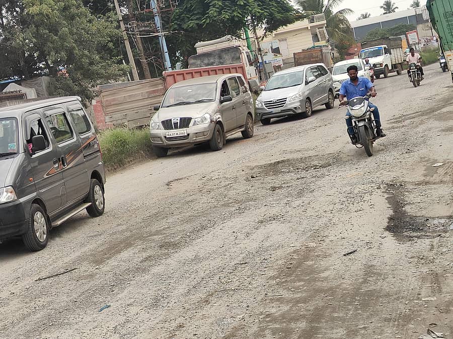 ಅತ್ತಿಬೆಲೆ ಮುಖ್ಯ ರಸ್ತೆಯಲ್ಲಿ ಗುಂಡಿಗಳಿಂದ ಸಾರ್ವಜನಿಕರು ಸಂಚರಿಸಲು ಪರದಾಡುತ್ತಿರುವುದು