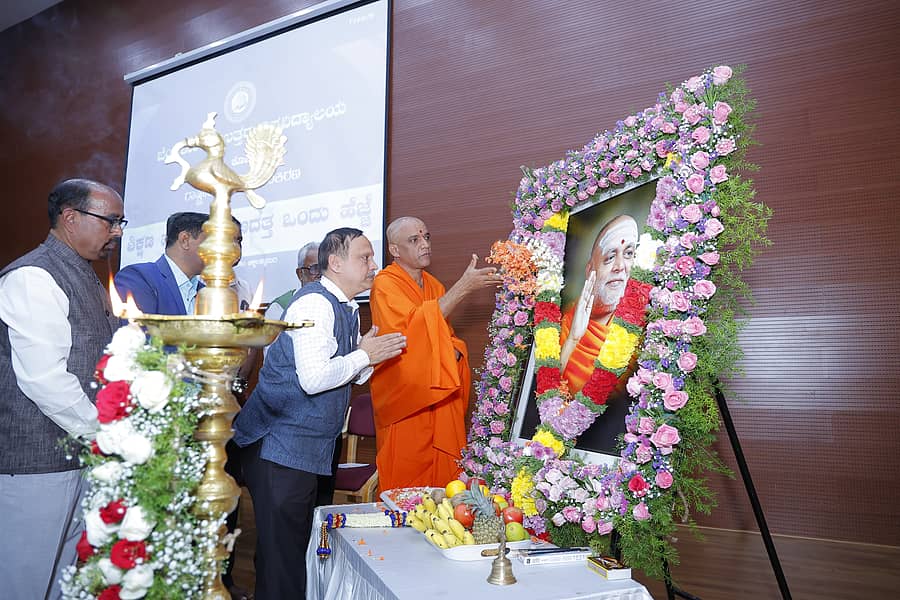 ಚಿಕ್ಕಬಳ್ಳಾಪುರದಲ್ಲಿ ಬೆಂಗಳೂರು ಉತ್ತರ ವಿಶ್ವವಿದ್ಯಾಲಯವು ಹಮ್ಮಿಕೊಂಡಿದ್ದ ‘ಶಿಕ್ಷಣ ಮಾನವೀಕರಣದತ್ತ ಒಂದು ಹೆಜ್ಜೆ’ ರಾಷ್ಟ್ರೀಯ ವಿಚಾರ ಸಂಕಿರಣಕ್ಕೆ ನಿರ್ಮಲಾನಂದನಾಥ ಸ್ವಾಮೀಜಿ ಚಾಲನೆ ನೀಡಿದರು. ವಿವಿ ಕುಲಪತಿ ನಿರಂಜನ ವಾನಳ್ಳಿ ಚಿತ್ರದಲ್ಲಿ ಇದ್ದಾರೆ