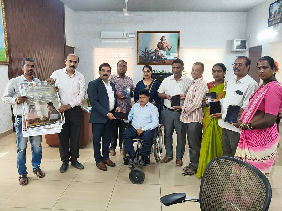 ಲಿಂಗತ್ವ ಅಲ್ಪಸಂಖ್ಯಾತರ ಸಮೀಕ್ಷೆಗೆ ಸಂಬಂಧಿಸಿದಂತೆ ಚಿಕ್ಕಬಳ್ಳಾಪುರ ಜಿಲ್ಲಾಧಿಕಾರಿ ಕಚೇರಿಯಲ್ಲಿ ಸಮೀಕ್ಷೆ ಕುರಿತು ಪೋಸ್ಟರ್ಗಳನ್ನು ಮತ್ತು ಸಮೀಕ್ಷಾ ಟ್ಯಾಬ್ಗಳನ್ನು ಜಿಲ್ಲಾಧಿಕಾರಿ ಪಿ.ಎನ್.ರವೀಂದ್ರ ಬಿಡುಗಡೆ ಮಾಡಿದರು