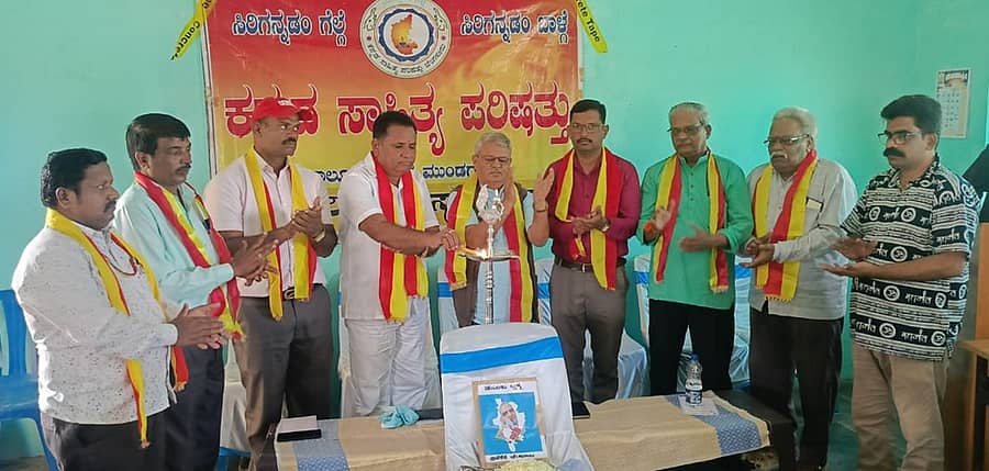 ಮುಂಡಗೋಡ ಪಟ್ಟಣದ ಆದಿಜಾಂಭವ ಪ್ರೌಢಶಾಲೆಯಲ್ಲಿ ನಡೆದ ಡಾ.ದಿನಕರ ದೇಸಾಯಿ ಅವರ 116ನೇ ಜನ್ಮದಿನಾಚರಣೆ ಕಾರ್ಯಕ್ರಮವನ್ನು ಕರ್ನಾಟಕ ದಲಿತ ಸಂಘರ್ಷ ಸಮಿತಿಯ ರಾಜ್ಯ ಸಂಘಟನಾ ಸಂಚಾಲಕ ಎಸ್.ಫಕ್ಕೀರಪ್ಪ ಉದ್ಘಾಟಿಸಿದರು