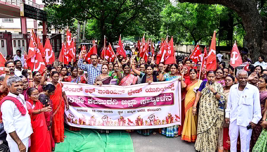 ಕಲಬುರಗಿ ನಗರದಲ್ಲಿ ಸಿಐಟಿಯು ಜಿಲ್ಲಾ ಸಮ್ಮೇಳನದ ಅಂಗವಾಗಿ ಸಿಐಟಿಯು ಮುಖಂಡರು, ಕಾರ್ಯಕರ್ತೆಯರು ಶುಕ್ರವಾರ ಮೆರವಣಿಗೆ ನಡೆಸಿದರು –ಪ್ರಜಾವಾಣಿ ಚಿತ್ರ