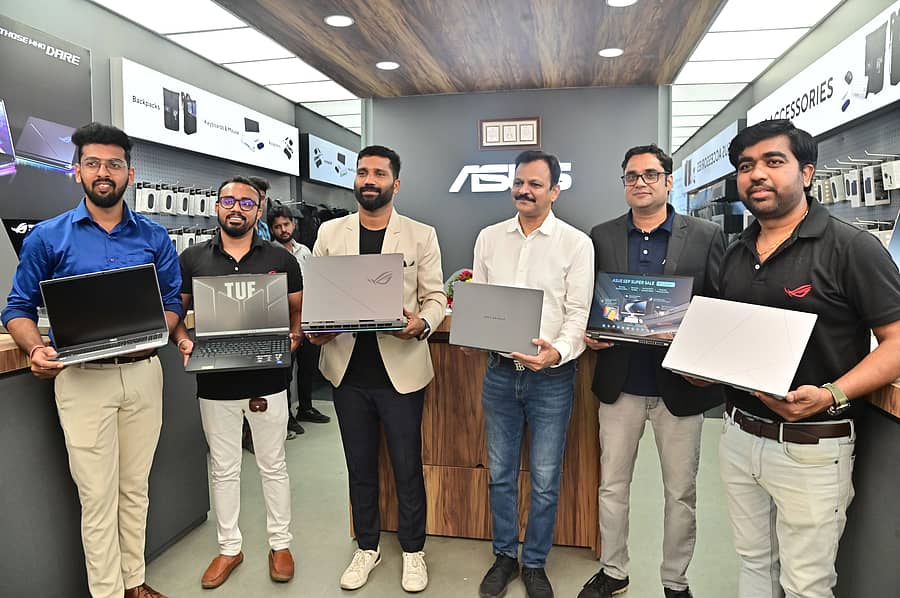 <div class="paragraphs"><p>ದಾವಣಗೆರೆಯ ಜಯದೇವ ವೃತ್ತದ ಬಳಿಯ&nbsp;ಹದಡಿ ರಸ್ತೆಯಲ್ಲಿನ ನೂತನ ‘ಎಎಸ್‌ಯುಎಸ್‌’ ಮಳಿಗೆ ‘ಈಶ್ವರ್ ಡಿಜಿಟ್ರಾನಿಕ್ಸ್‌’ ಶುಕ್ರವಾರ ಉದ್ಘಾಟನೆಗೊಂಡಿತು.</p></div>