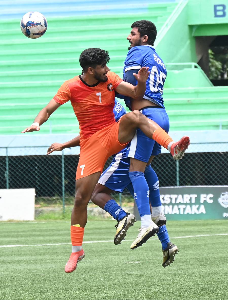 <div class="paragraphs"><p>ಸೌತ್‌ ಯುನೈಟೆಡ್‌ ಎಫ್‌ಸಿ ತಂಡದ&nbsp;ಹುಜಾಫ ಅಹ್ಮದ್ ದಾರ್ (ಕೇಸರಿ) ಮತ್ತು ಎಂಎಫ್‌ಎಆರ್‌ ಸ್ಟೂಡೆಂಟ್ಸ್‌ ಯೂನಿಯನ್‌ ಎಫ್‌ಸಿ ತಂಡದ ರಕ್ಷಿತ್‌ ಅವರೊಂದಿಗೆ ಚೆಂಡಿಗಾಗಿ ಸೆಣಸಾಟ ನಡೆಸಿದರು </p></div>