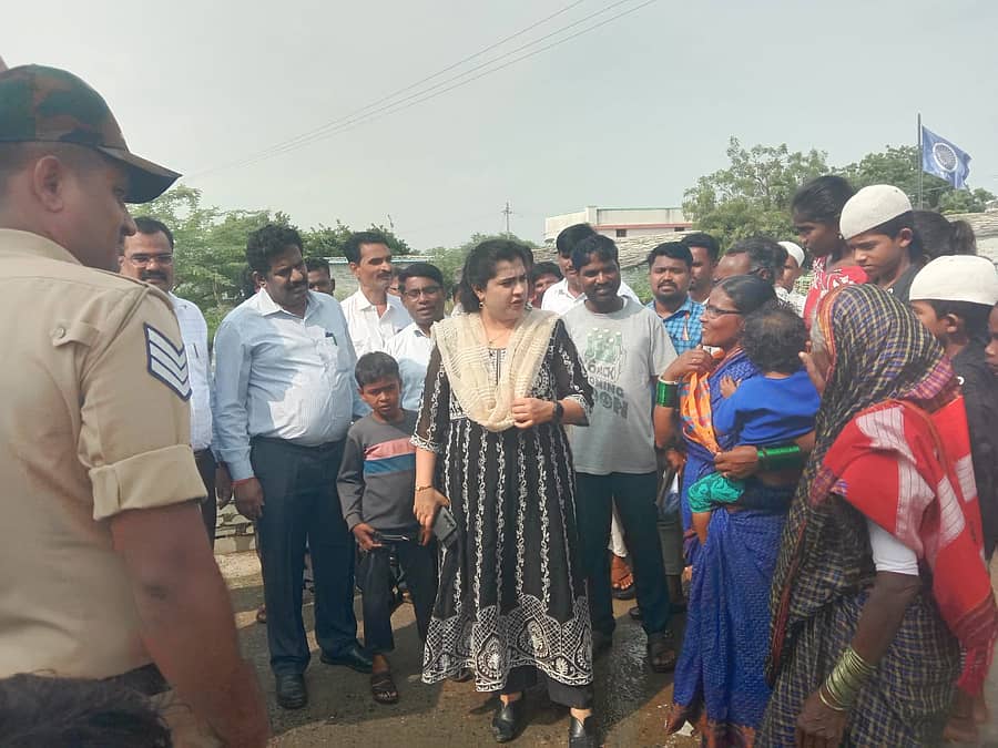 ವಾಡಿ ಸಮೀಪದ ಬಳವಡಗಿ ಗ್ರಾಮಕ್ಕೆ ಜಿಲ್ಲಾಧಿಕಾರಿ ಶುಕ್ರವಾರ ಭೇಟಿ ನೀಡಿ ಗ್ರಾಮಸ್ಥರ ಸಮಸ್ಯೆ ಆಲಿಸಿದರು