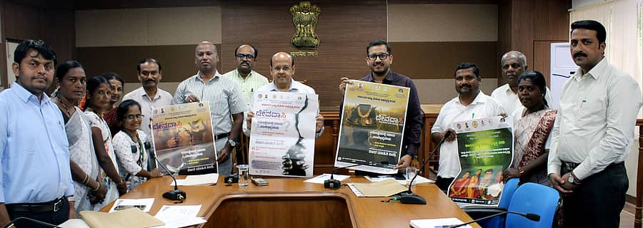 ಕೊಪ್ಪಳದಲ್ಲಿ ಗುರುವಾರ ನಡೆದ ಸಭೆಯಲ್ಲಿ ಜಿಲ್ಲಾಧಿಕಾರಿ ಸುರೇಶ ಇಟ್ನಾಳ ಹಾಗೂ ಜಿಲ್ಲಾ ಪಂಚಾಯಿತಿ ಸಿಇಒ ವರ್ಣಿತ್‌ ನೇಗಿ ಅವರು ಲಿಂಗತ್ವ ಅಲ್ಪಸಂಖ್ಯಾತರ ಮೂಲ ಹಂತದ ಸಮೀಕ್ಷೆಯ ಪೋಸ್ಟರ್ ಹಾಗೂ ದೇವದಾಸಿ ಮಹಿಳೆಯರ ಮರು ಸಮೀಕ್ಷೆಯ ಪೋಸ್ಟರ್ ಬಿಡುಗಡೆ ಮಾಡಿದರು
