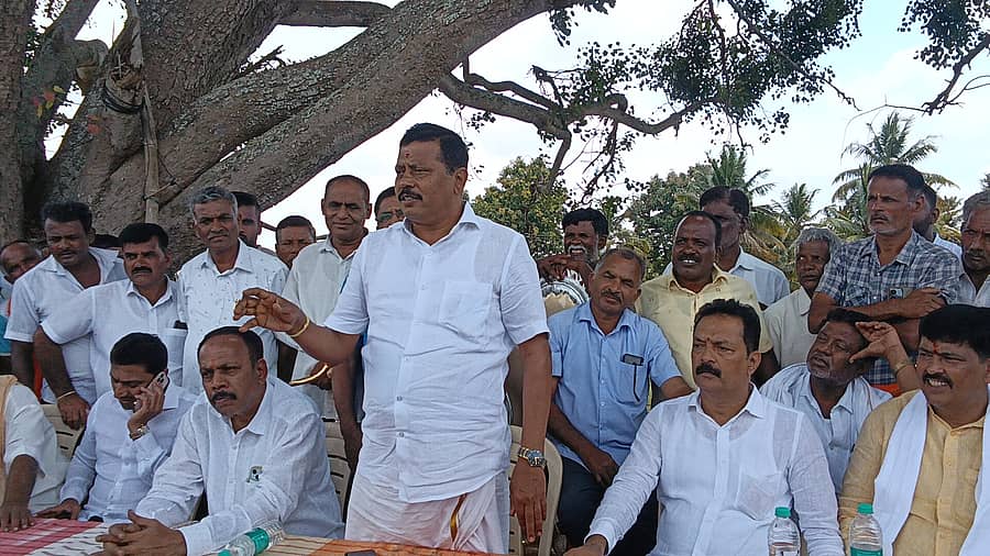 ಬಾಗೂರು ಹೋಬಳಿಯ ಎಂ.ಶಿವರ ಗ್ರಾಮದ ಕೆರೆಗೆ ಬಾಗಿನ ಅರ್ಪಣೆ ಕಾರ್ಯಕ್ರಮದಲ್ಲಿ ವಿಧಾನ ಪರಿಷತ್ ಮಾಜಿ ಸದಸ್ಯ ಎಂ.ಎ. ಗೋಪಾಲಸ್ವಾಮಿ ಮಾತನಾಡಿದರು