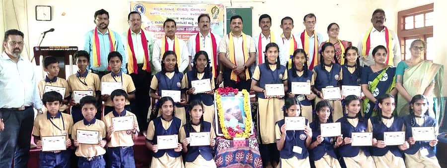 ಹೊನ್ನಾವರ ತಾಲ್ಲೂಕಿನ ಕಾಸರಕೋಡ ಜನತಾ ವಿದ್ಯಾಲಯದಲ್ಲಿ ಬುಧವಾರ ನಡೆದ ಕಾರ್ಯಕ್ರಮದಲ್ಲಿ ವಿವಿಧ ಸ್ಪಧರ್ೆಗಳಲ್ಲಿ ವಿಜೇತರಾದ ವಿದ್ಯಾಥರ್ಿಗಳಿಗೆ ಬಹುಮಾನ ವಿತರಿಸಲಾಯಿತು.