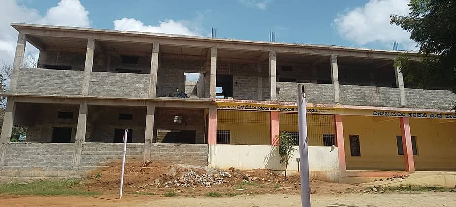 <div class="paragraphs"><p>₹ 50 ಲಕ್ಷ ವೆಚ್ಚದಲ್ಲಿ ನಿರ್ಮಾಣವಾಗುತ್ತಿರುವ ಬ್ಯಾಡಗಿ ಪಟ್ಟಣದ ಎಸ್ಜೆಜೆಎಂ ಕರ್ನಾಟಕ ಪಬ್ಲಿಕ್ ಸ್ಕೂಲ್ ಕಟ್ಟಡ ಕಳೆದ ಆರು ತಿಂಗಳಿಂದ ಅರ್ಧಕ್ಕೆ ನಿಂತಿದೆ.</p></div>
