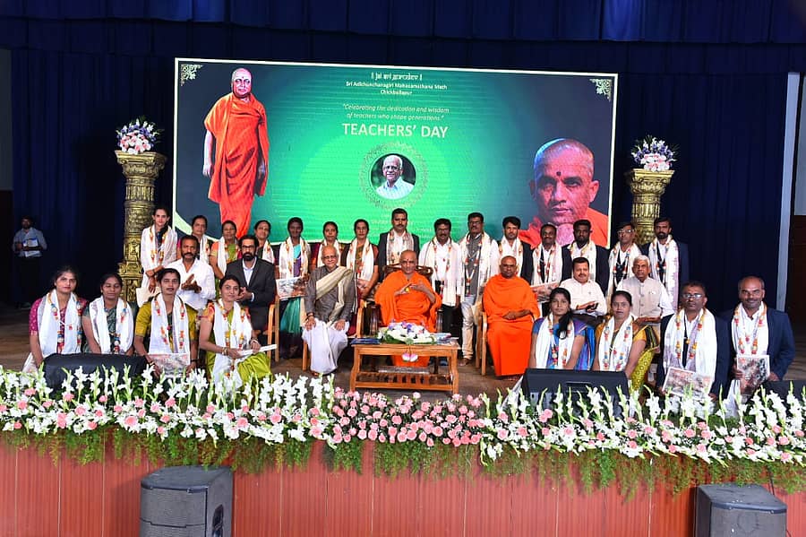 ಎಸ್ಎಸ್ಎಲ್ಸಿ ಪರೀಕ್ಷೆಯಲ್ಲಿ ಉತ್ತಮ ಫಲಿತಾಂಶ ಬರಲು ಕಾರಣರಾದ ಚಿಕ್ಕಬಳ್ಳಾಪುರ ಅಗಲಗುರ್ಕಿ ಬಿಜಿಎಸ್ ಇಂಗ್ಲಿಷ್ ಶಾಲೆ ಹಾಗೂ ಬೆಂಗಳೂರು ಗ್ರಾಮಾಂತರ ಜಿಲ್ಲೆಯ ಮೆಳೆಕೋಟೆ ಬಿಜಿಎಸ್ ಶಾಲೆ ಶಿಕ್ಷಕರಿಗೆ ಬಹುಮಾನ ನೀಡಲಾಯಿತು