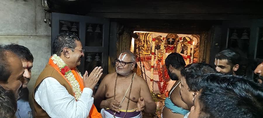 ಮೇಲುಕೋಟೆ ಶ್ರೀ ಚಲುವನಾರಾಯಣ ಸ್ವಾಮಿ ದೇವಾಲಯಕ್ಕೆ ಶಾಸಕ ಬಸನಗೌಡ ಪಾಟೀಲ ಯತ್ನಾಳ ಭೇಟಿ ನೀಡಿದರು