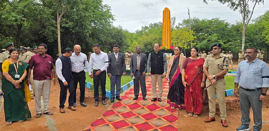 ಕೋಲಾರದಲ್ಲಿ ಅರಣ್ಯ ಇಲಾಖೆಯ ಹುತಾತ್ಮರಿಗೆ ಗಣ್ಯರು ನಮನ ಸಲ್ಲಿಸಿದರು. ‌ಜಿ.ಎ.ಮಂಜುನಾಥ್, ಬಿ.ಎಸ್.ಜಯಶ್ರೀ, ನಟೇಶ್‌ ಆರ್‌., ಎಂ.ಆರ್‌.ರವಿ, ನಿಖಿಲ್‌ ಬಿ., ಸರೀನಾ ಸಿಕ್ಕಲಿಗಾರ್‌, ಎಚ್.ಎ.ಆನಂದ್, ಡಾ.ಜಿ.ಶ್ರೀನಿವಾಸ್‌, ಪ್ರೇಮಾ ಹಾಗೂ ಅರಣ್ಯಾಧಿಕಾರಿಗಳು ಪಾಲ್ಗೊಂಡಿದ್ದರು
