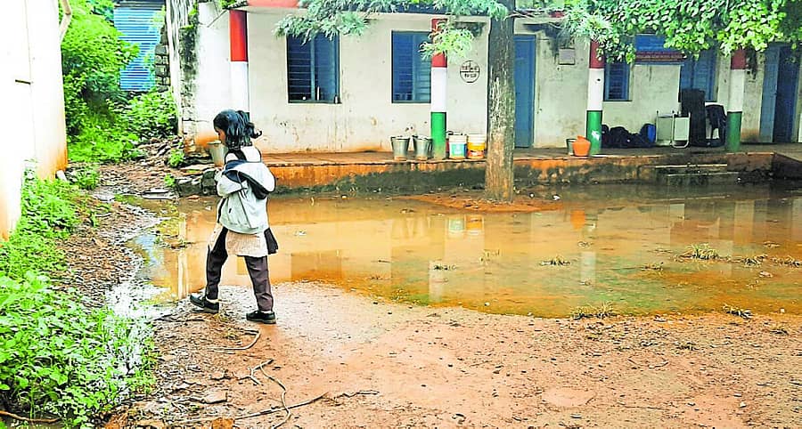 <div class="paragraphs"><p>ಬಸವಕಲ್ಯಾಣದ ಮೌಲಾನಾ ಅಬುಲ್‌ ಕಲಾಂ ಆಜಾದ್ ಶಾಲೆ ಎದುರಲ್ಲಿ ನೀರು ಸಂಗ್ರಹಗೊಂಡಿರುವ ಕಾರಣ ವಿದ್ಯಾರ್ಥಿನಿಯೊಬ್ಬರು ಗೋಡೆ ಪಕ್ಕದ ಇಕ್ಕಟ್ಟಾದ ಜಾಗದಿಂದ ಕೊಠಡಿಗಳಿಗೆ ಹೋಗುತ್ತಿರುವುದು</p></div>