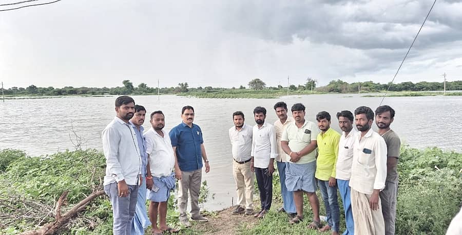 ಜೇವರ್ಗಿ ತಾಲ್ಲೂಕಿನ ಬಳ್ಳುಂಡಗಿ ಗ್ರಾಮಕ್ಕೆ ಭೇಟಿ ನೀಡಿದ ಸಹಾಯಕ ಕೃಷಿ ನಿರ್ದೇಶಕ ಚಂದ್ರಕಾಂತ ಜೀವಣಗಿ ಬೆಳೆ ಹಾನಿ ಪರಿಶೀಲನೆ ನಡೆಸಿದರು.