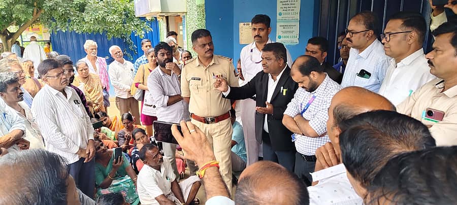 ನ್ಯಾಮತಿ ಎಸ್.ಬಿ.ಐ ಬ್ಯಾಂಕ್‌ನಲ್ಲಿ ಚಿನ್ನಾಭರಣ ಅಡವಿಟ್ಟು ಸಾಲ ಪಡೆದಿದ್ದ ಗ್ರಾಹಕರು ಶುಕ್ರವಾರ ಬ್ಯಾಂಕ್ ಮುಂದೆ ಪ್ರತಿಭಟನೆ ನಡೆಸಿದರು 