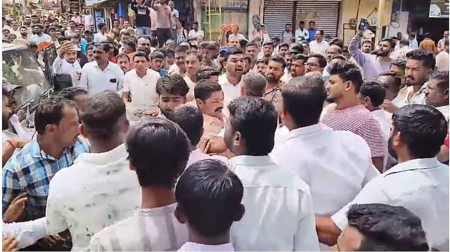 <div class="paragraphs"><p>ಕಾರ್ಯಕರ್ತರ ಮಾರಾಮಾರಿ</p></div>