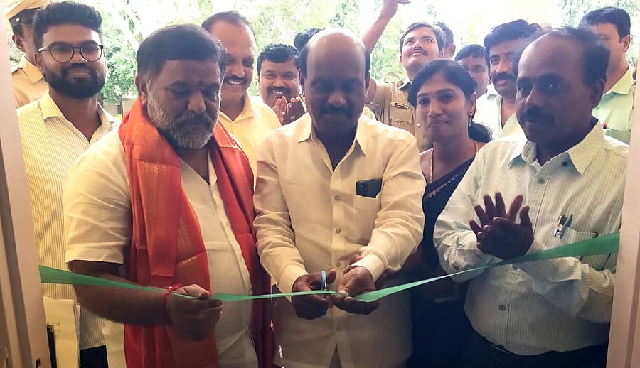 ಗೂಳೂರು ಸರ್ಕಾರಿ ಹಿರಿಯ ಪ್ರಾಥಮಿಕ ಶಾಲೆಯ ನೂತನ ಶಾಲಾ ಕೊಠಡಿಗಳನ್ನು ಶಾಸಕ ಎಸ್.ಎನ್.ಸುಬ್ಬಾರೆಡ್ಡಿ, ಮುಖಂಡ ಎಸ್.ಎಸ್.ರಮೇಶಬಾಬು ಉದ್ಘಾಟಿಸಿದರು