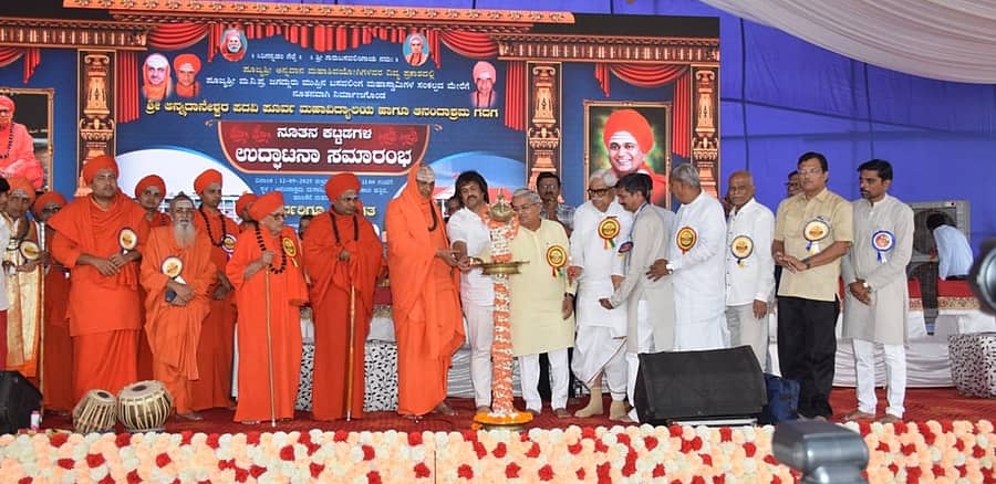 ಗದಗ ನಗರದ ಹಾಲಕೆರೆ ಮಠದ ರಸ್ತೆಯಲ್ಲಿ ಹೊಸದಾಗಿ ನಿರ್ಮಾಣಗೊಂಡಿರುವ ಅನ್ನದಾನೇಶ್ವರ ಪದವಿಪೂರ್ವ ಮಹಾವಿದ್ಯಾಲಯ ಹಾಗೂ ಆನಂದಾಶ್ರಮ ನೂತನ ಕಟ್ಟಡಗಳ ಉದ್ಘಾಟನಾ ಸಮಾರಂಭದ ಸಭಾ ಕಾರ್ಯಕ್ರಮವನ್ನು ಶಿಕ್ಷಣ ಸಚಿವ ಮಧು ಬಂಗಾರಪ್ಪ ಉದ್ಘಾಟಿಸಿದರು