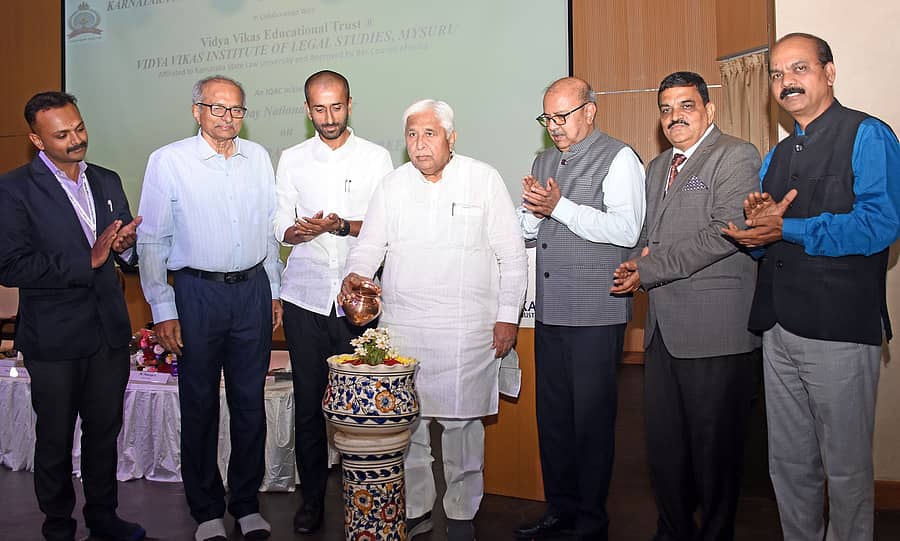 ಮೈಸೂರಿನ ವಿದ್ಯಾವಿಕಾಸ ಕಾನೂನು ಅಧ್ಯಯನ ಸಂಸ್ಥೆಯಲ್ಲಿ ಶುಕ್ರವಾರ ನಡೆದ ‘ಕೃಷಿ ಉತ್ಪನ್ನ ಮಾರುಕಟ್ಟೆ ಕಾನೂನು’ ಕುರಿತ ವಿಚಾರಸಂಕಿರಣವನ್ನು ಕಾನೂನು ಸಚಿವ ಎಚ್.ಕೆ. ಪಾಟೀಲ ಉದ್ಘಾಟಿಸಿದರು