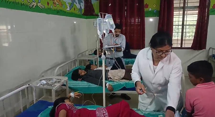 ಚಿಕ್ಕೋಡಿ ತಾಲ್ಲೂಕಿನ ಹಿರೇಕೋಡಿಯ ಅಲ್ಪಸಂಖ್ಯಾತರ ಮೊರಾರ್ಜಿ ವಸತಿ ಶಾಲೆಯಲ್ಲಿ ಶುಕ್ರವಾರ ಉಪಾಹಾರ ಸೇವಿಸಿ ಅಸ್ವಸ್ಥಗೊಂಡ ವಿದ್ಯಾರ್ಥಿಗಳಿಗೆ ತಾಲ್ಲೂಕು ಆಸ್ಪತ್ರೆಯಲ್ಲಿ ಚಿಕಿತ್ಸೆ ನೀಡಲಾಯಿತು  ಪ್ರಜಾವಾಣಿ ಚಿತ್ರ