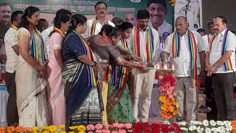 ಕನಕಪುರದ ಅಂಬೇಡ್ಕರ್ ಭವನದಲ್ಲಿ ಶುಕ್ರವಾರ ನಡೆದ ಸಾಲ ವಿತರಣೆ ಕಾರ್ಯಕ್ರಮವನ್ನು ಗಣ್ಯರು ದೀಪ ಬೆಳಗಿಸುವ ಮೂಲಕ ಉದ್ಘಾಟಿಸಿದರು. ಬಮೂಲ್ ಅಧ್ಯಕ್ಷ ಡಿ.ಕೆ.ಸುರೇಶ್ ಇತರರು ಇದ್ದರು