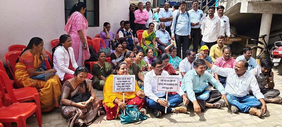 ಹಾಸನದ ಬಿಇಒ ಕಚೇರಿ ಎದುರು ಹೆಚ್ಚುವರಿ ಶಿಕ್ಷಕರು ಶುಕ್ರವಾರ ಪ್ರತಿಭಟನೆ ನಡೆಸಿದರು