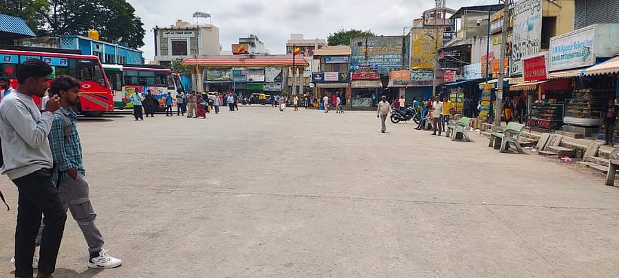 ಕೆಜಿಎಫ್ನ ರಾಬರ್ಟ್ಸನ್ಪೇಟೆ ಬಸ್ ನಿಲ್ದಾಣದಲ್ಲಿ ಶುಕ್ರವಾರ ಜನರಿಲ್ಲದೆ ಇಲ್ಲದೆ ಬಿಕೊ ಎನ್ನುತ್ತಿತ್ತು