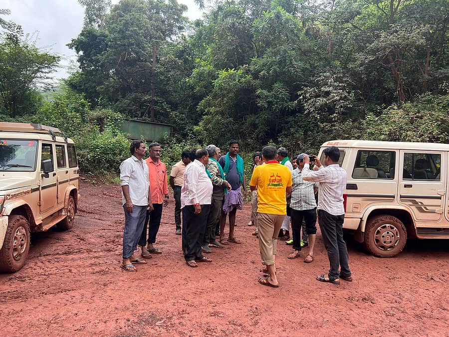 ದೇವದಾರಿ ಗಣಿ ರಸ್ತೆಯ ಜಂಟಿ ಸರ್ವೆ ನಡೆಸಲು ಶುಕ್ರವಾರ ಸ್ವಾಮಿಮಲೈ ಅರಣ್ಯ ಪ್ರದೇಶಕ್ಕೆ ಬಂದಿದ್ದ ಅರಣ್ಯ, ಕಂದಾಯ, ಕೆಐಒಸಿಎಲ್‌ ಅಧಿಕಾರಿಗಳಿಗೆ ತಡೆಯೊಡ್ಡಿರುವ ಹೋರಾಟಗಾರರು